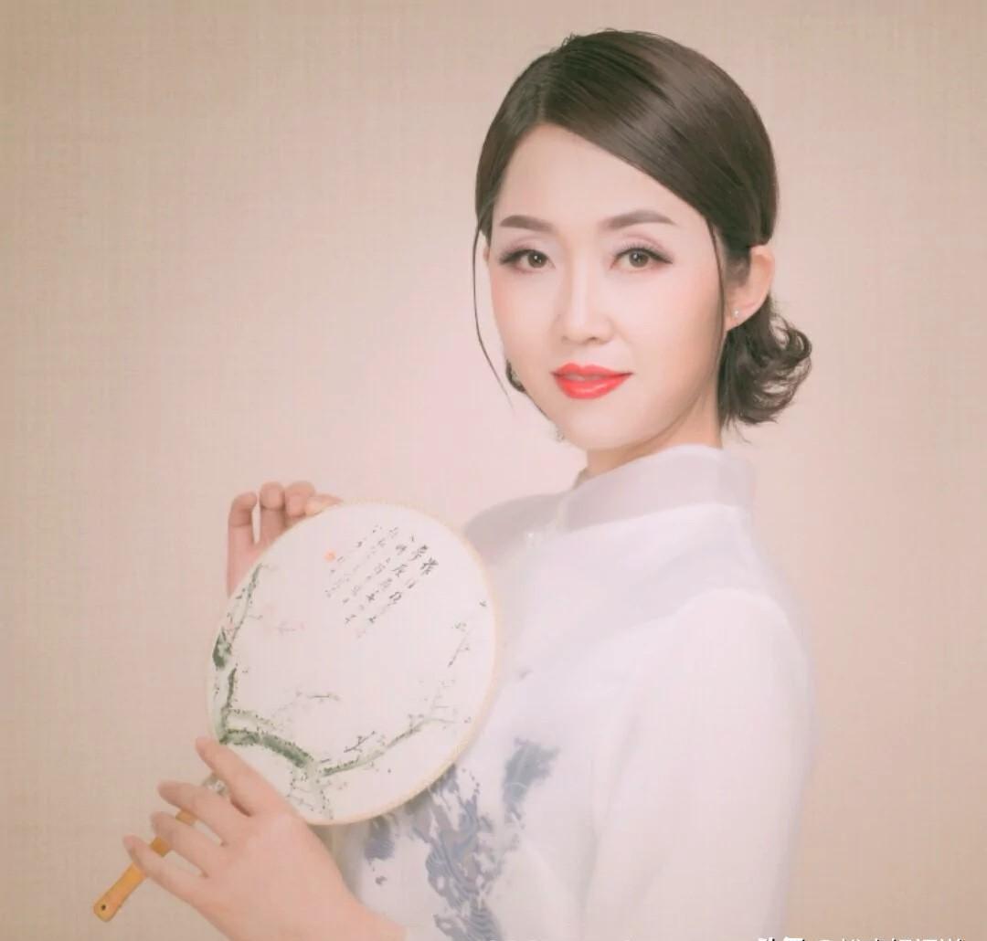 高海燕,一位坚强的抗癌斗士,一位单亲妈妈,一位歌手,一位演员,她的