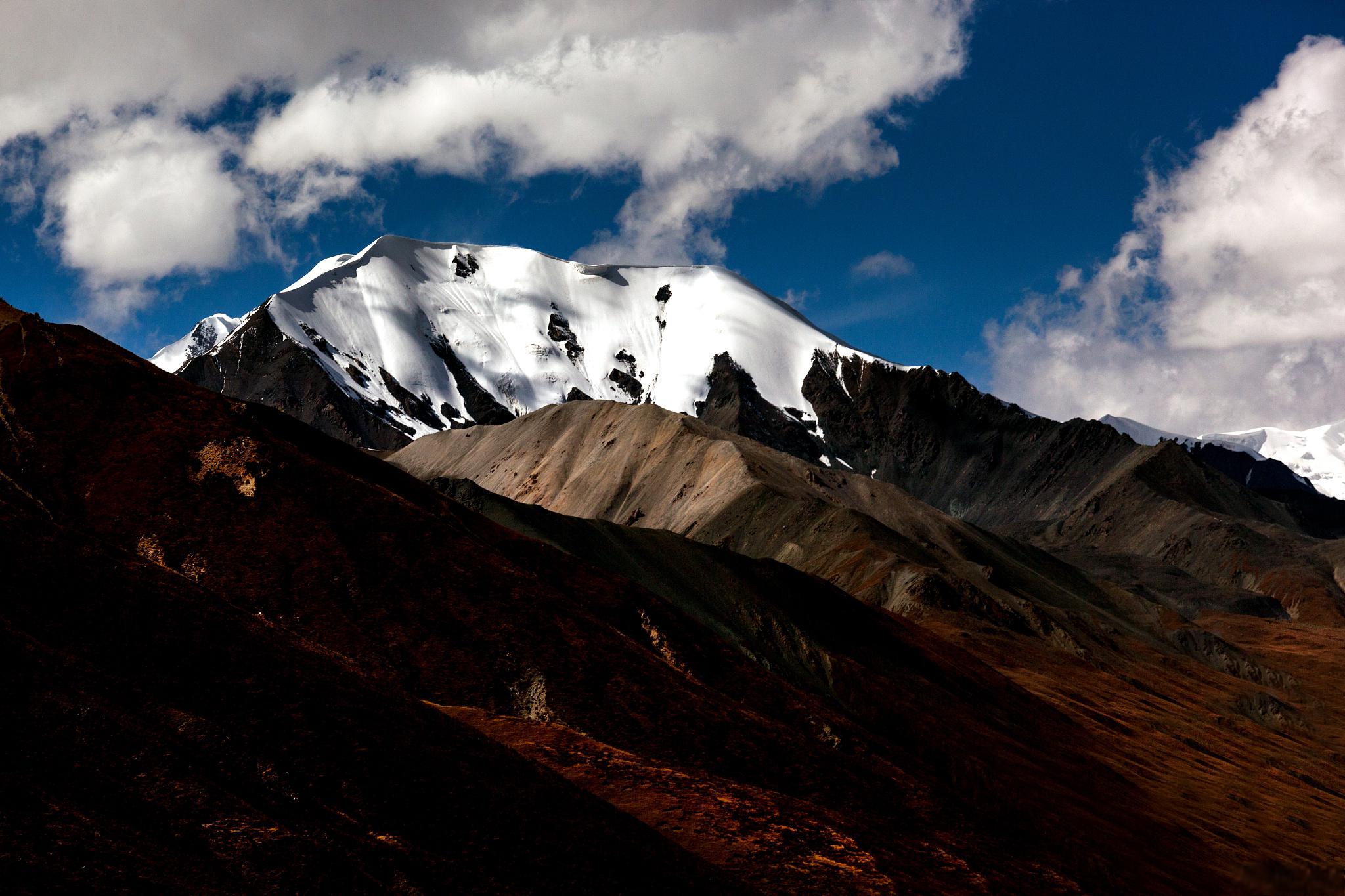 冬季青藏高原的美景 冬季的青藏高原,以其纯净的雪域风光和神秘的高原
