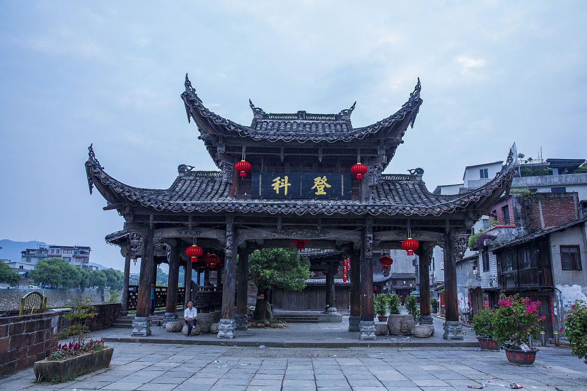 黄亭市镇旅游攻略 黄亭市镇,一个隐藏在繁华背后的千年古镇,以其独特