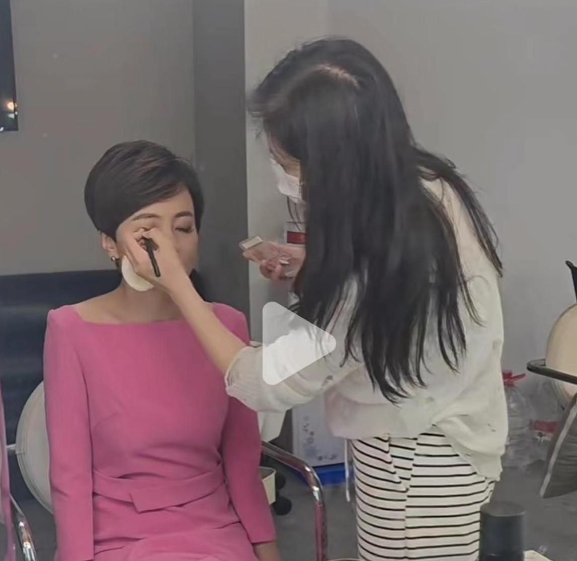 40岁女主播舒怡:工作与家庭的平衡高手 在《新闻坊》中,舒怡作为女