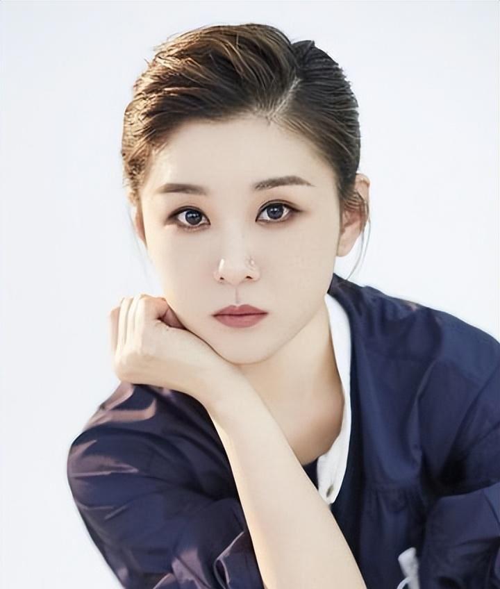 演艺之路 李小萌,中国演艺圈中备受尊敬的女演员,出道20年零绯闻,40岁