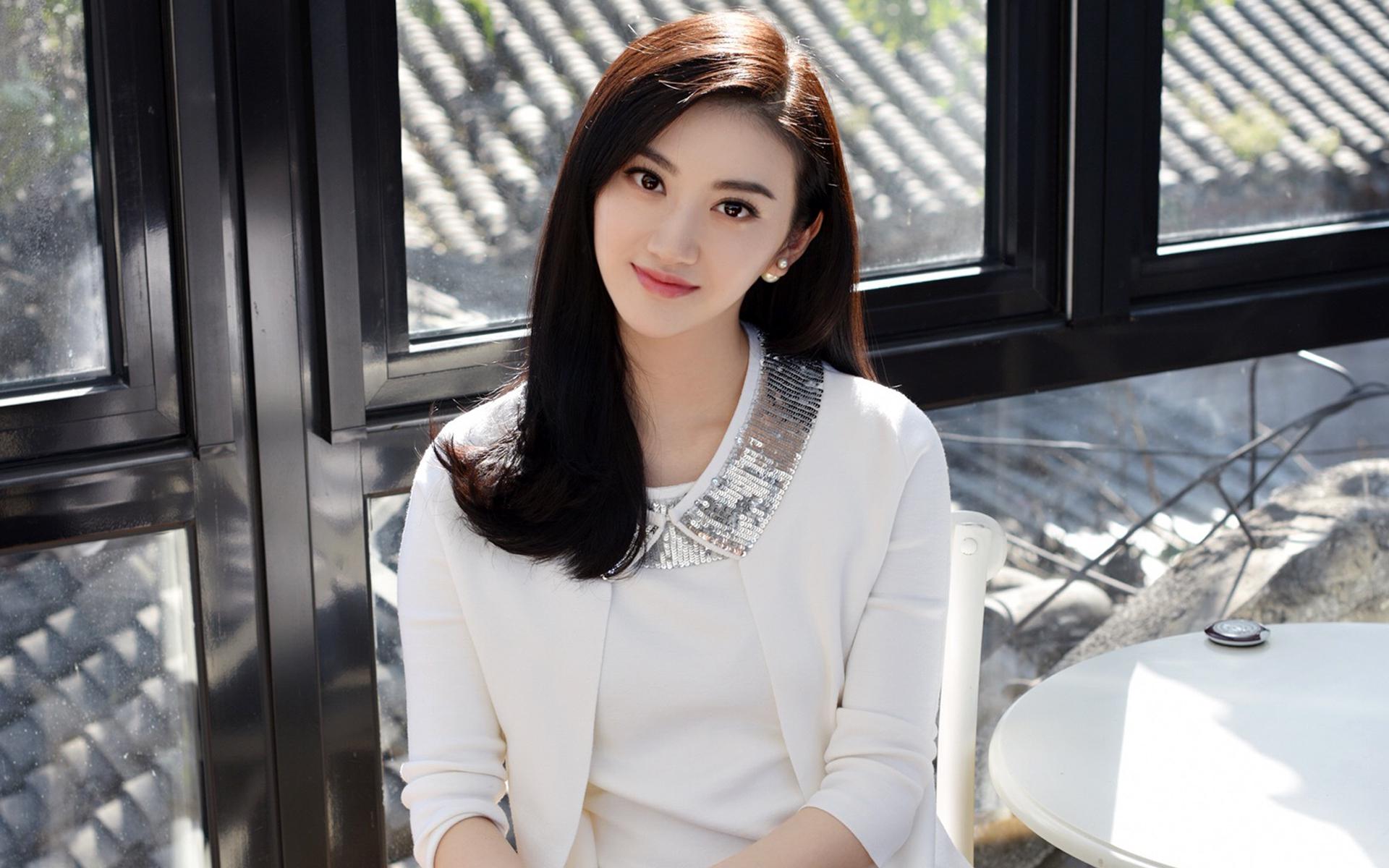 娱乐点评:明星近况 迪丽热巴在《花少》中表现疲惫,想出国游学;陈伟霆