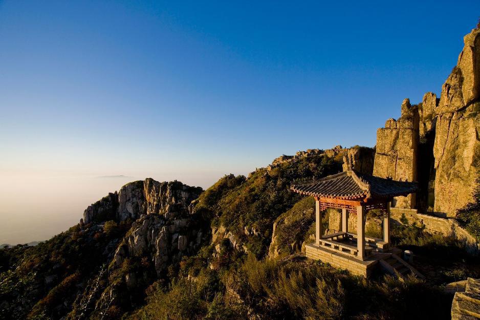 泰山站和泰山景区 泰山站是位于中国山东省泰安市的一个火车站,隶属于