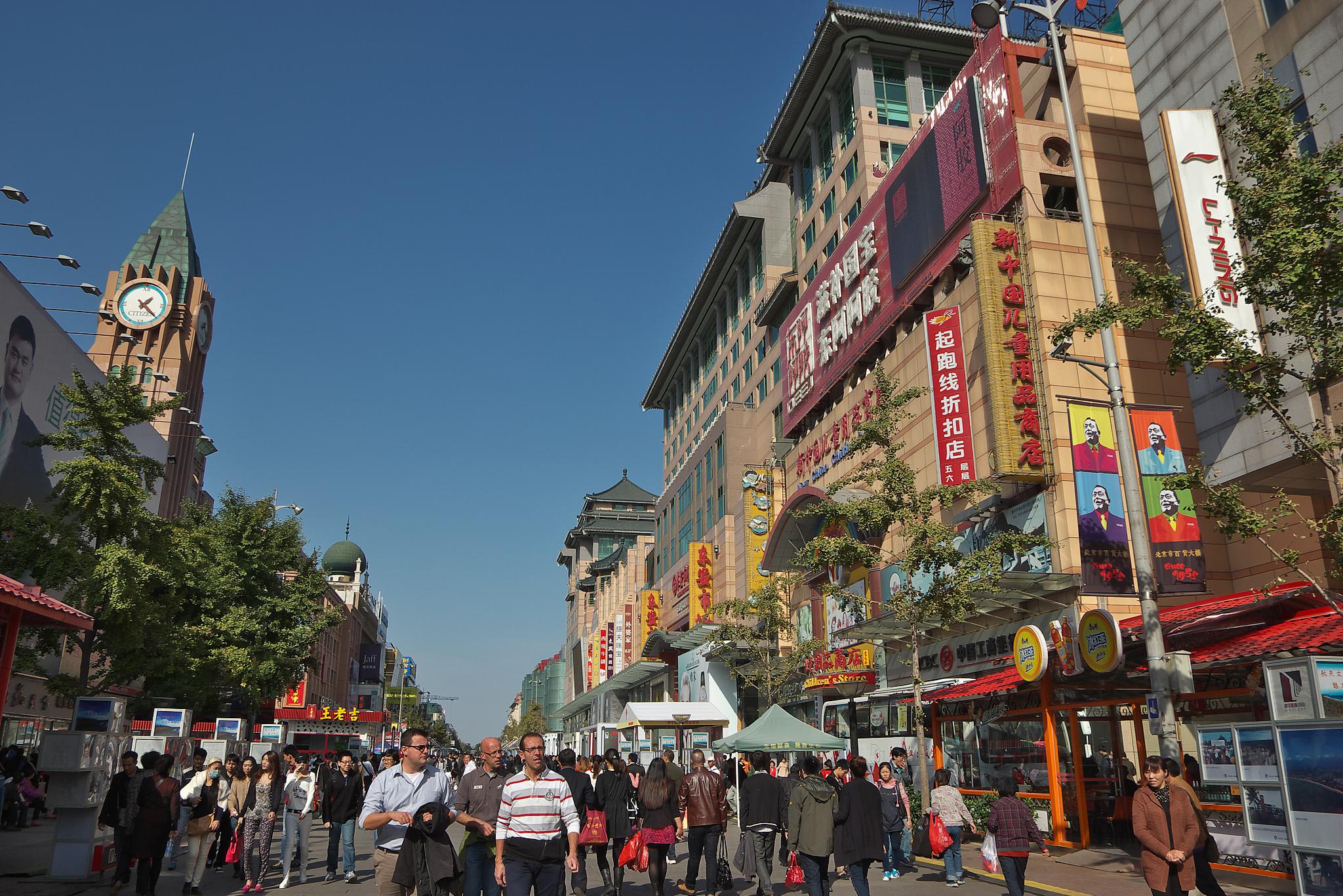 北京王府井大街旅游景点介绍 北京王府井大街是北京著名的旅游景点之