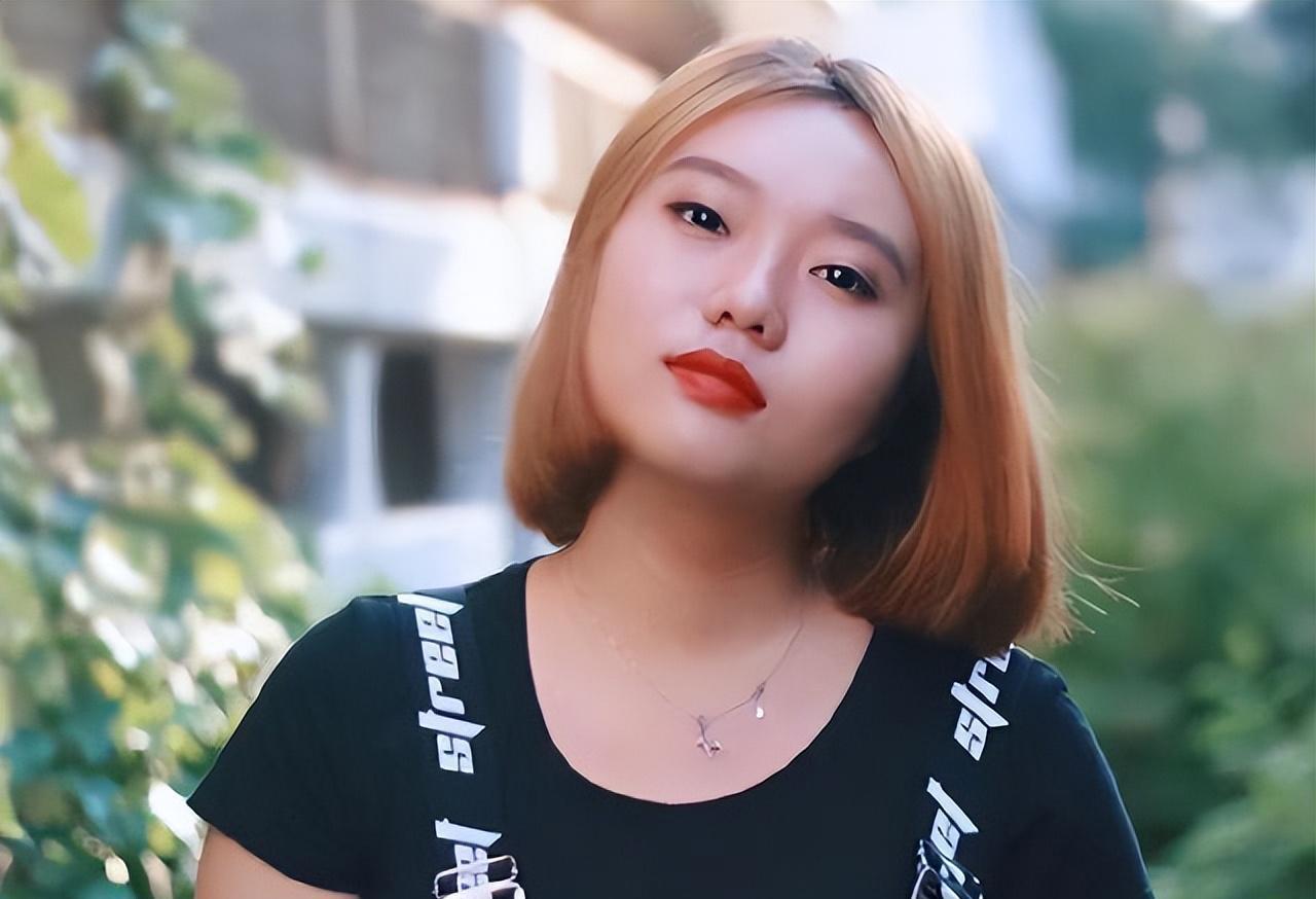 李雪琴:从北大高材生到网红,看她的逆袭之路 李雪琴,一个曾经的小网红