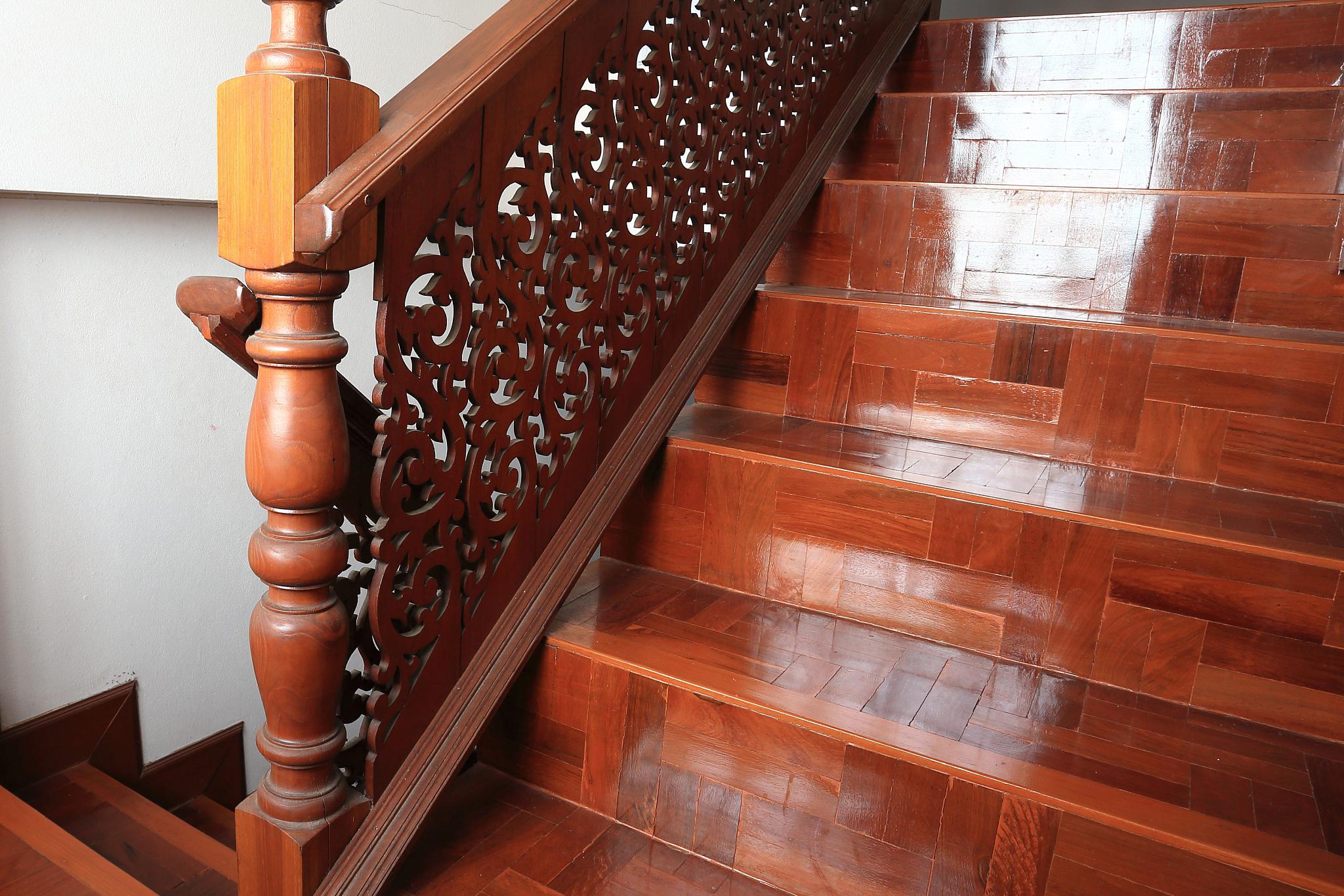 实木楼梯基层施工方法和注意事项 在家居装修中,楼梯作为连接不同楼层