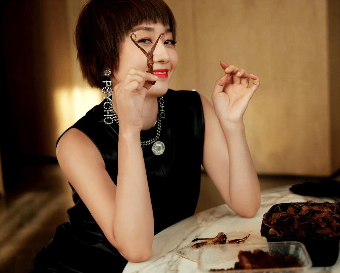 梅婷,曾黎和马伊琍:冬日里的温暖与时尚 在寒冷的冬天,梅婷,曾黎和