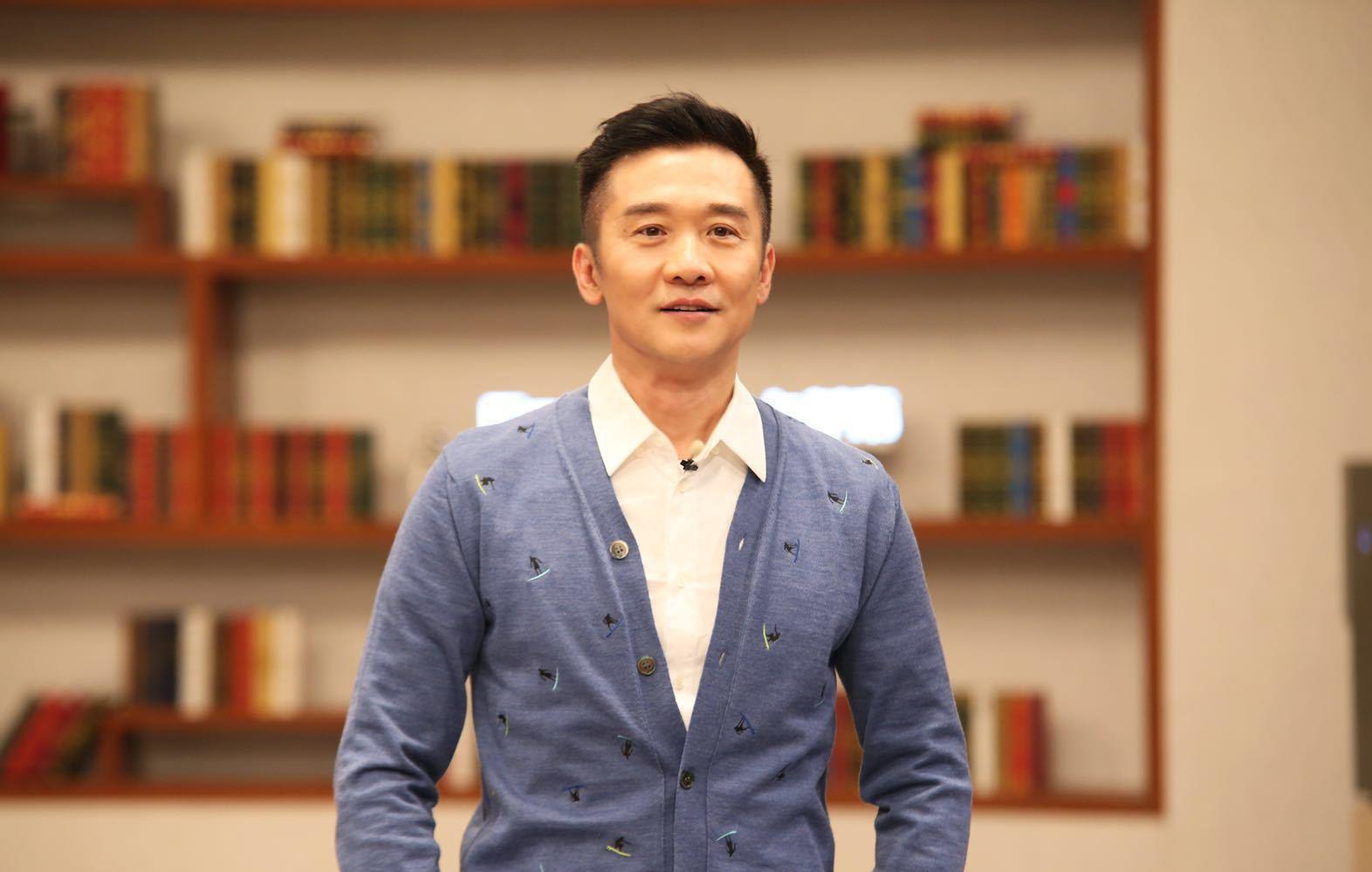 黄志忠:从篮球到演艺,功成名就背后的"负心汉"标签 黄志忠,一个在演艺