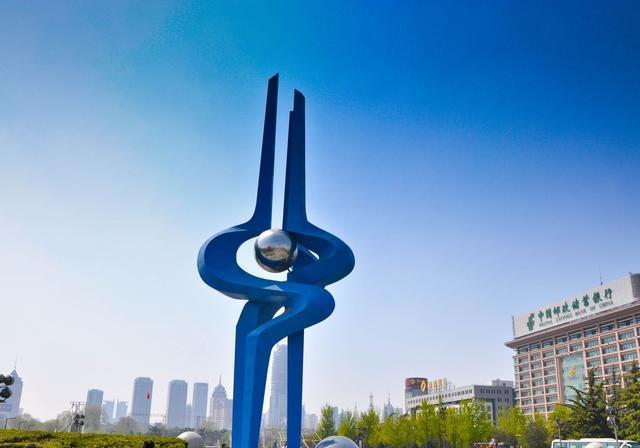 济南五大必游景区 济南是山东省的首府,资源丰富,人文底蕴深厚,济南有