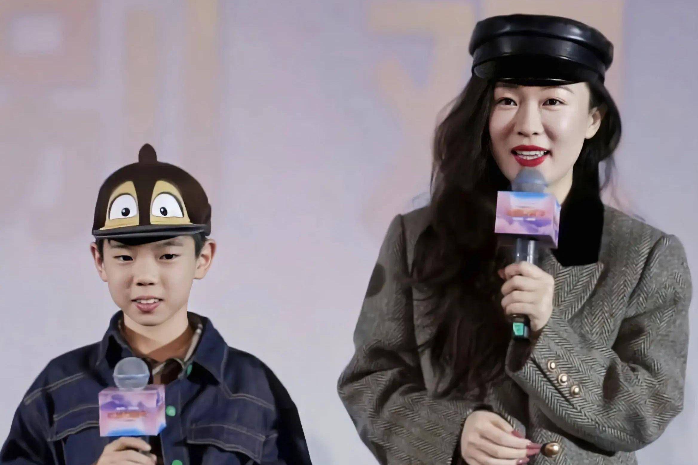 霍思燕儿子嗯哼:阳光男孩的成长 霍思燕的儿子嗯哼备受网友喜爱,他