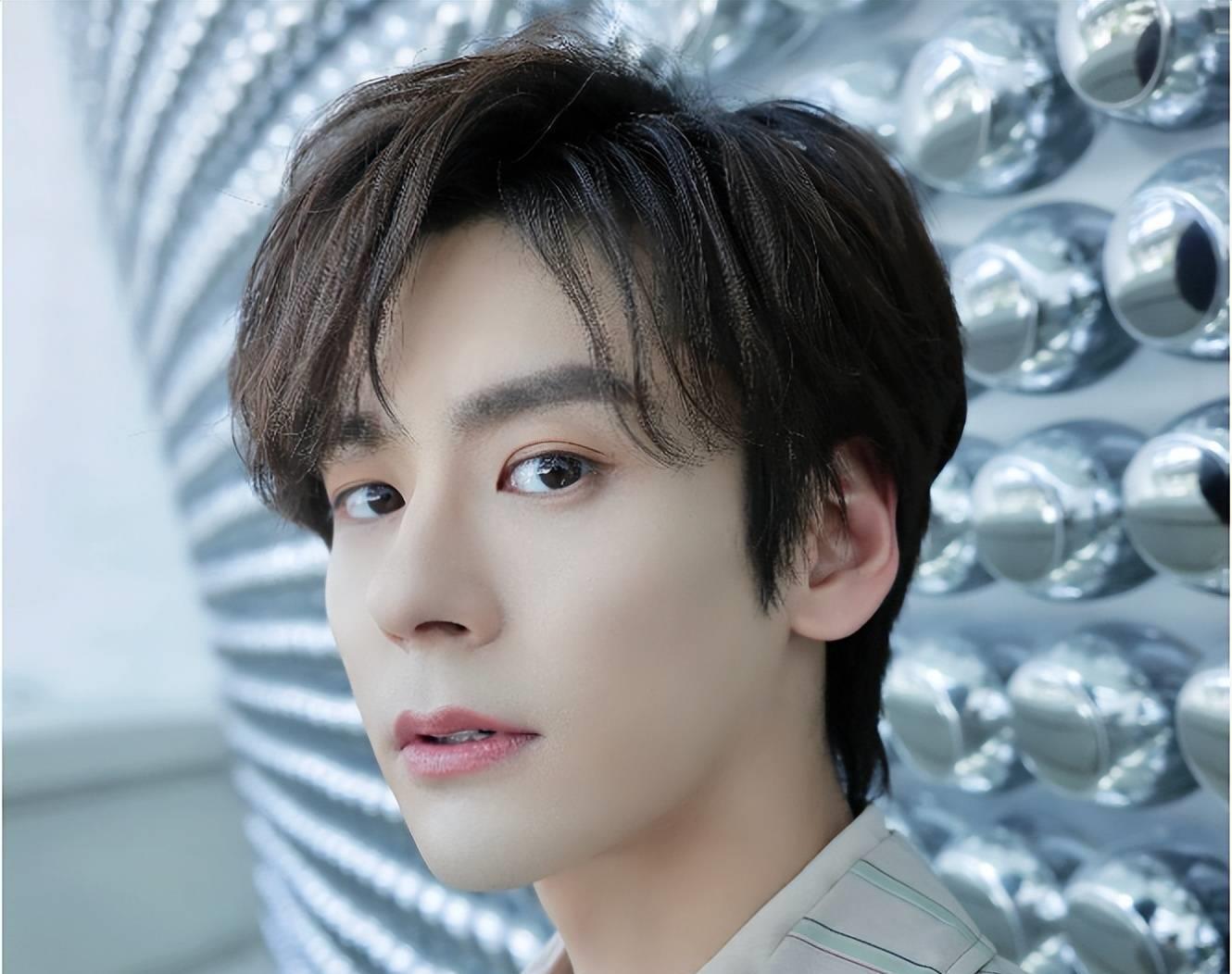 魏哲鸣:娱乐圈的坚韧蜕变与无限可能 近期,魏哲鸣因在热播剧《对你不