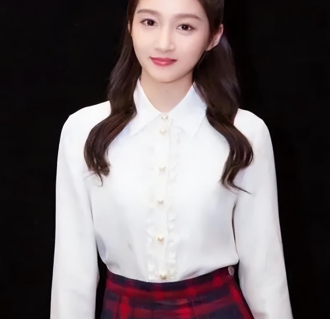 考编热潮:关晓彤与鹿少背后的就业选择 在当下社会,编制岗位成为了