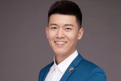 孙鹏飞:主持人大赛黑马 孙鹏飞,中国内地男主持人,曾在安徽卫视主持多