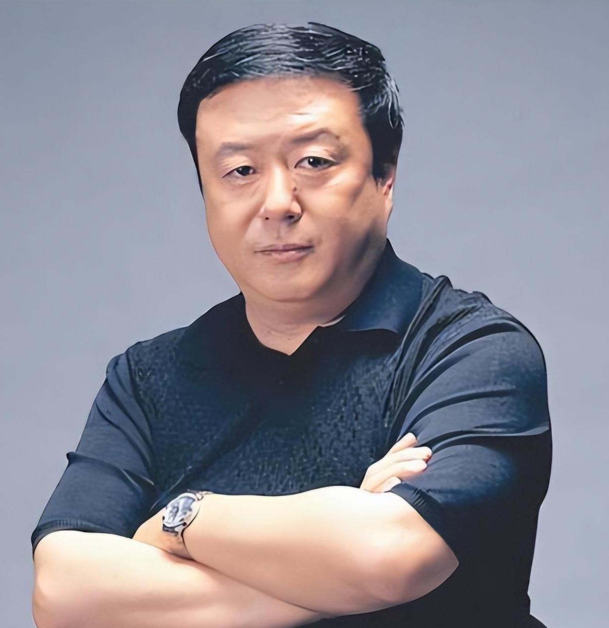 石兆琪:荧幕硬汉背后的柔情与担当 石兆琪,两次获得"影帝"殊荣,虽然他