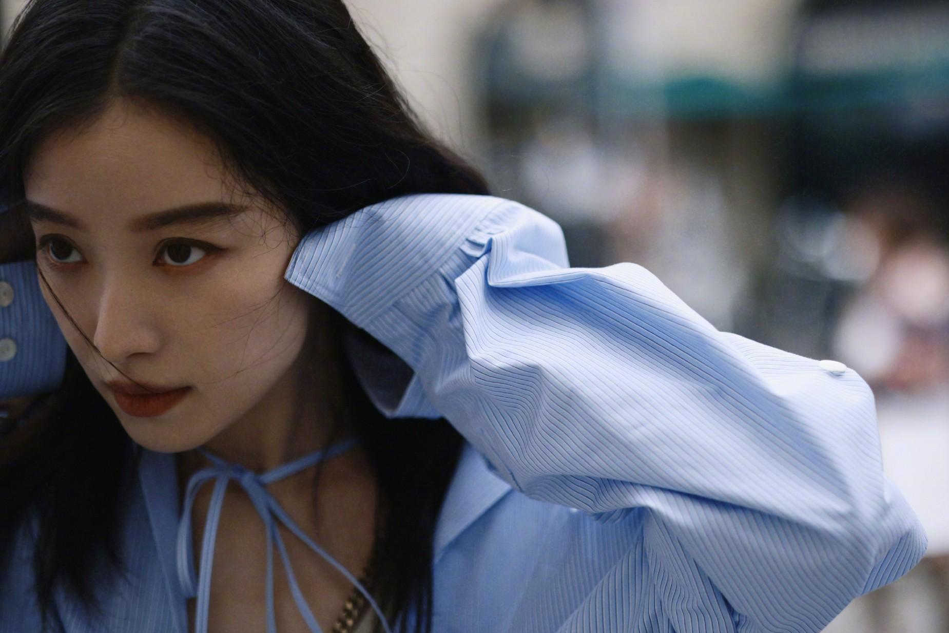 倪妮十二月行程公布 倪妮的经纪公司公布了她十二月的行程,包括参加gq