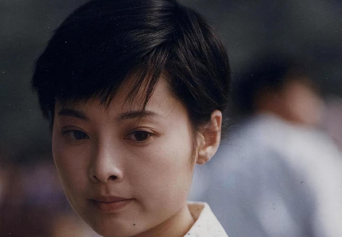 袁立,曾是《铁齿铜牙纪晓岚》中活泼正义的杜小月,荧幕形象深入人心