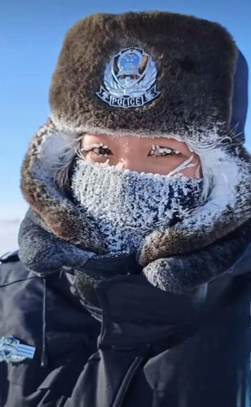 冬天下雪警察执勤图片图片