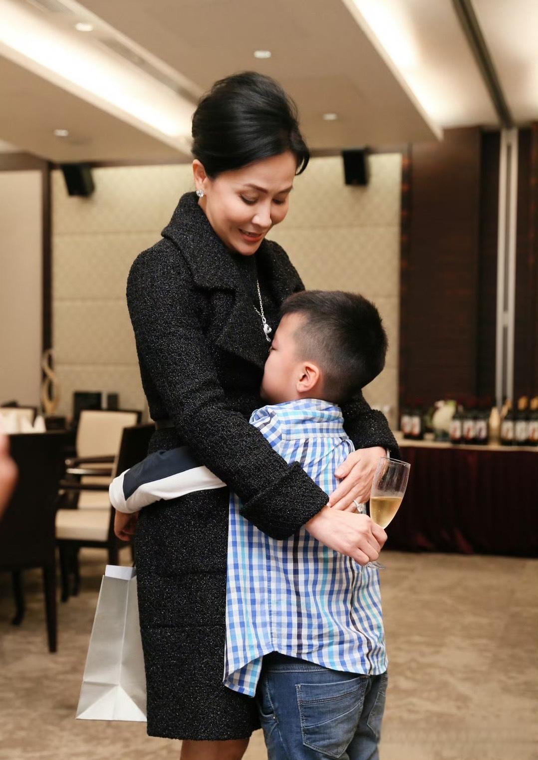 刘嘉玲与胡军儿子康康亲密合照,网友祝福满满 12月28日,刘嘉玲在社交