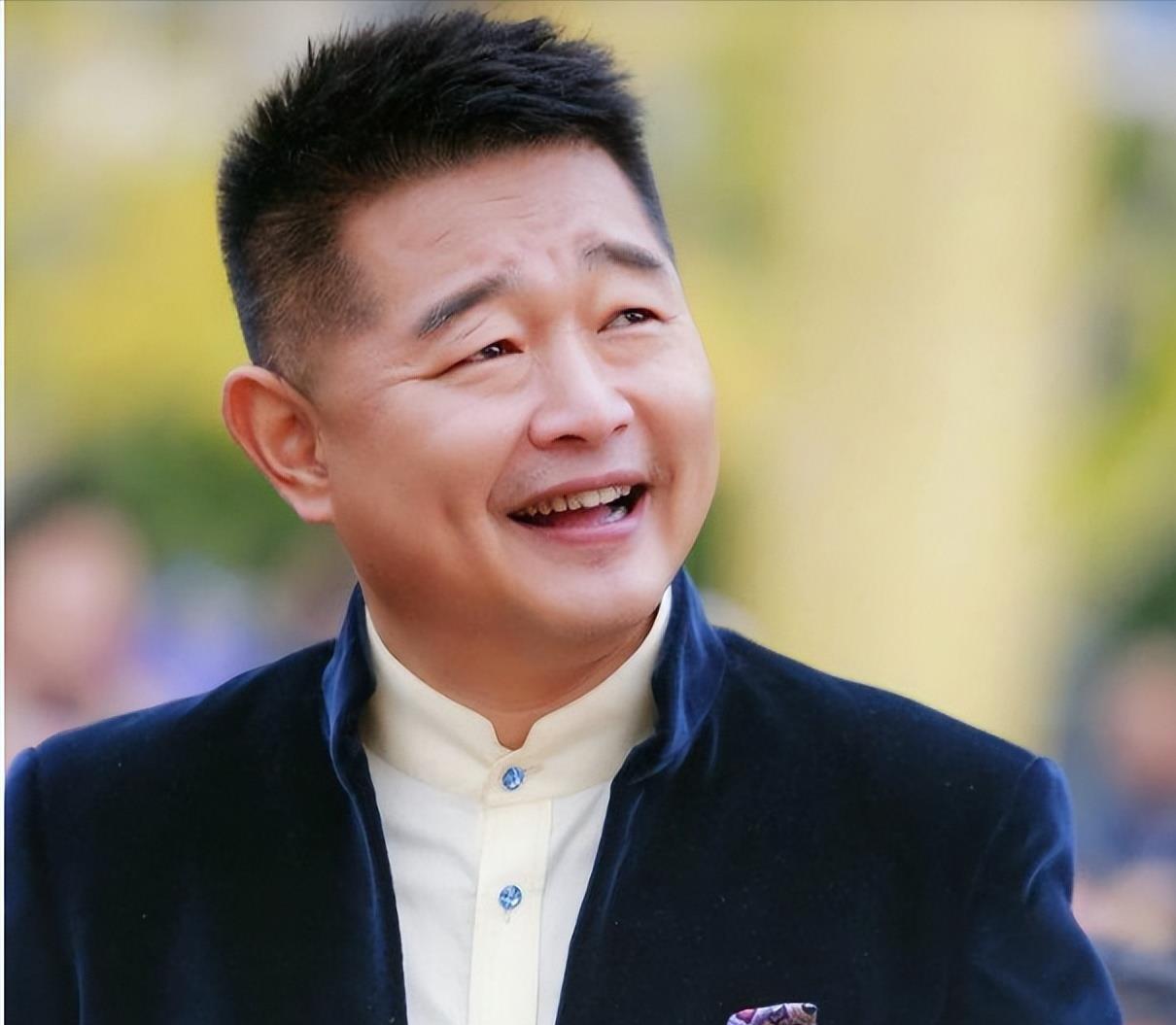 肖东坡:双重角色的成功演绎 肖东坡,央视知名主持人,不仅在事业上取得