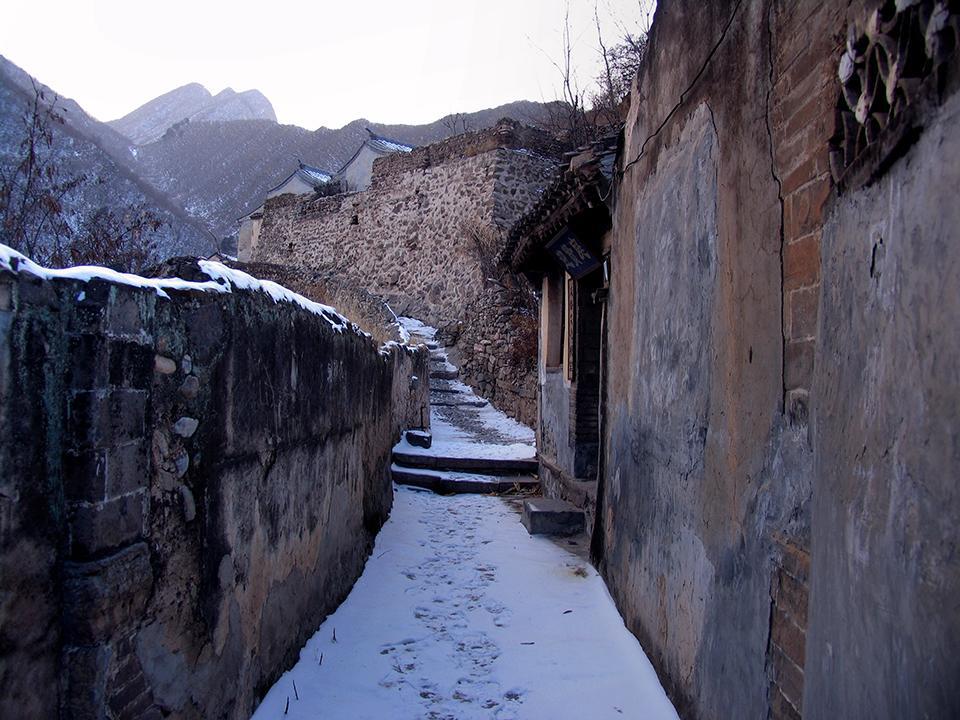 雪后的爨底下村:大山中的明珠 雪后的爨底下村,仿佛一幅淡雅的水墨