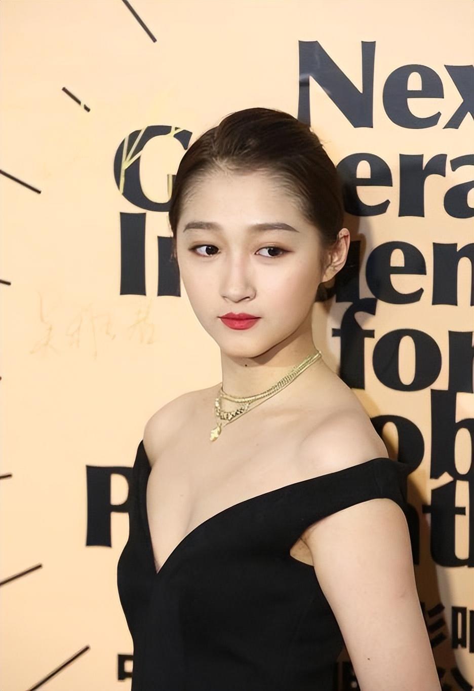 关晓彤:从娱乐圈到公益的勇敢转型 关晓彤,一个出身于艺术世家的女孩