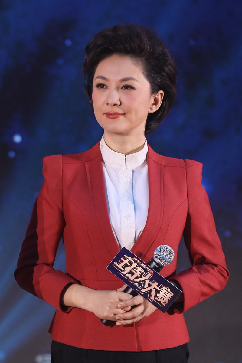 海霞:专业与情感的完美融合 海霞,央视知名女主播,专业素养和稳健台风