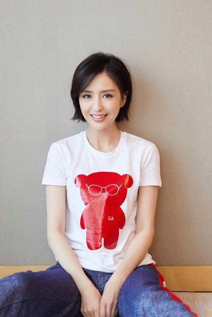 佟丽娅旅游美照曝光 佟丽娅的旅游美照曝光,她清新的穿搭和灿烂的笑容