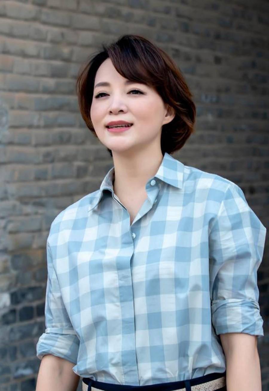 董卿的格子衬衫造型不仅仅是一次时尚的尝试,更是时尚与个人魅力的