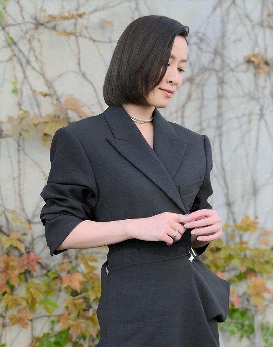 佘诗曼:人间清醒 佘诗曼的态度和生活选择一直支持追求个人幸福,并为