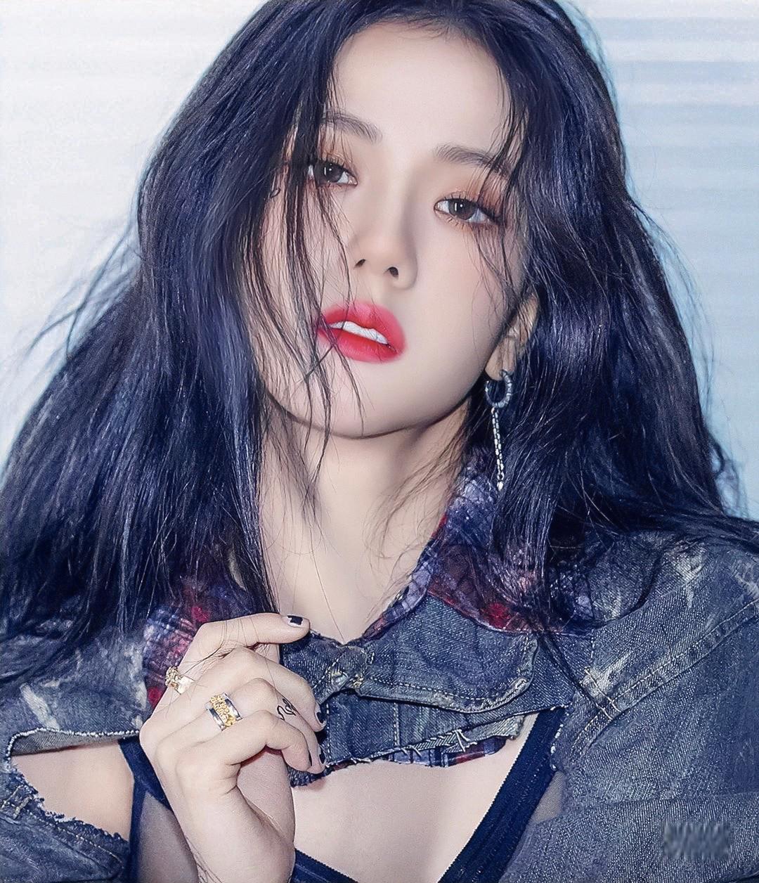 金智秀:华丽转身 金智秀,blackpink成员,以其清新自然的气质和出色的