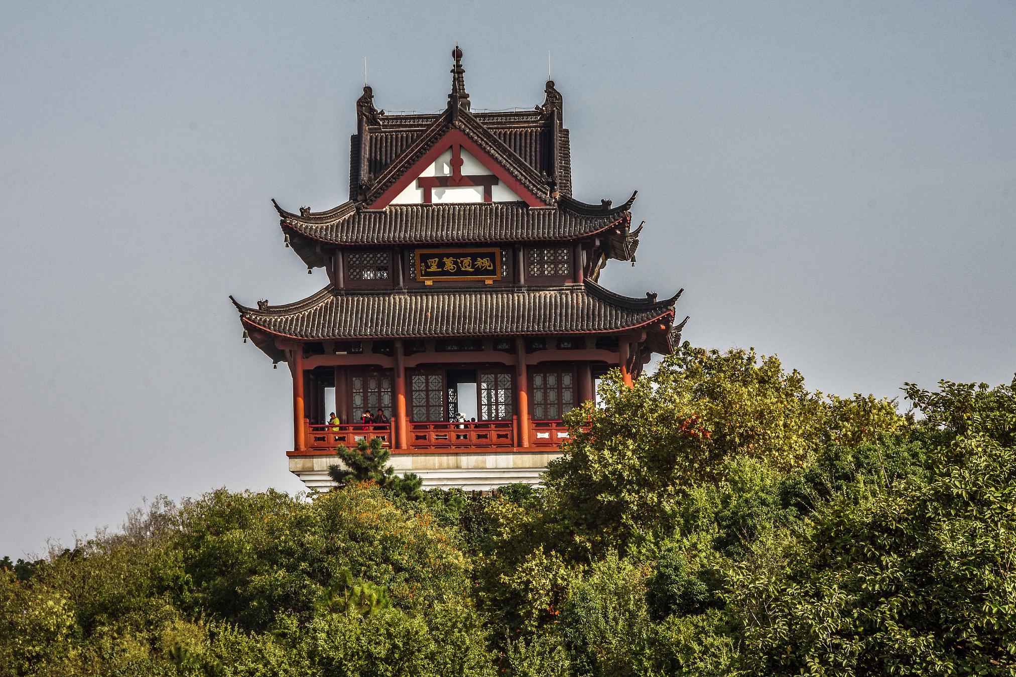 望湖楼:西湖区的璀璨明珠 望湖楼,坐落于浙江省杭州市的湖光山色之间