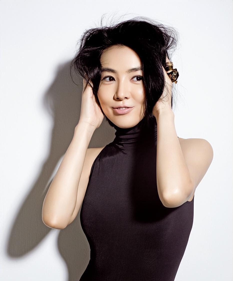 姜宏波:从运动员到女神 姜宏波,一位从运动员蜕变为杰出演员的女神,用