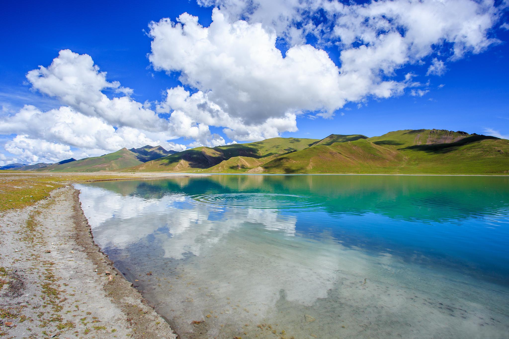 新疆赛里木湖:中国北部的璀璨明珠 新疆赛里木湖位于天山北麓,是中国