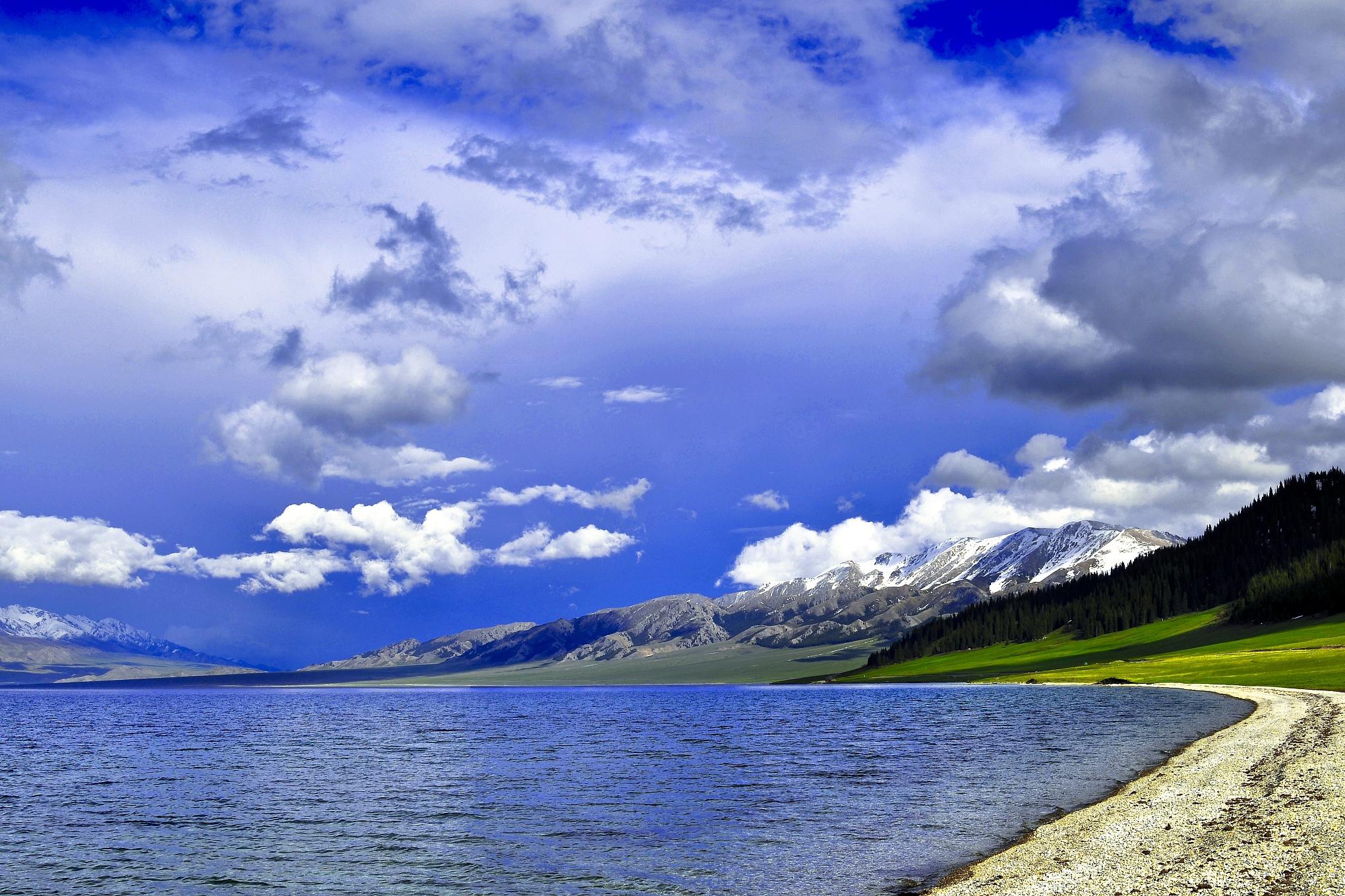 新疆赛里木湖:中国北部的璀璨明珠 新疆赛里木湖位于天山北麓,是中国