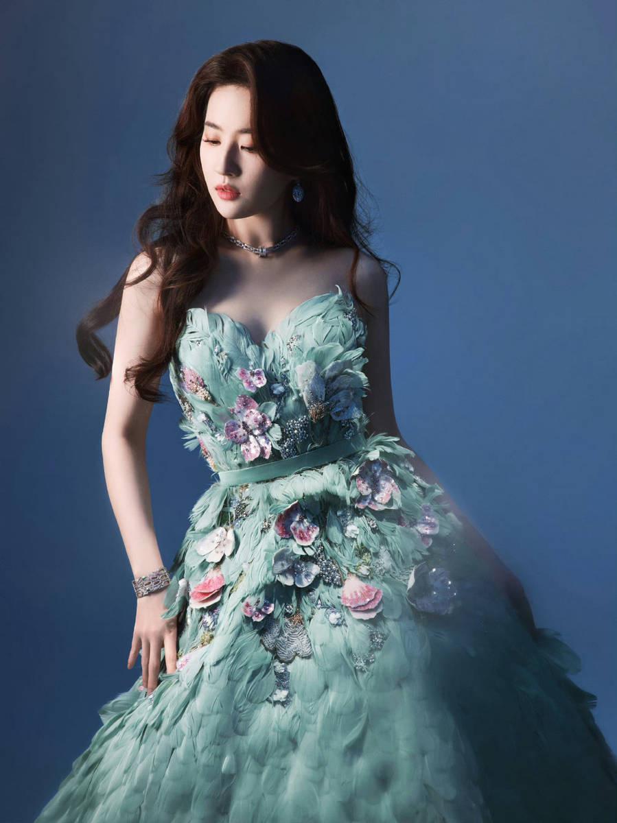 刘亦菲:绝世美貌 刘亦菲,被誉为"仙女姐姐",她的演艺生涯自出道以来