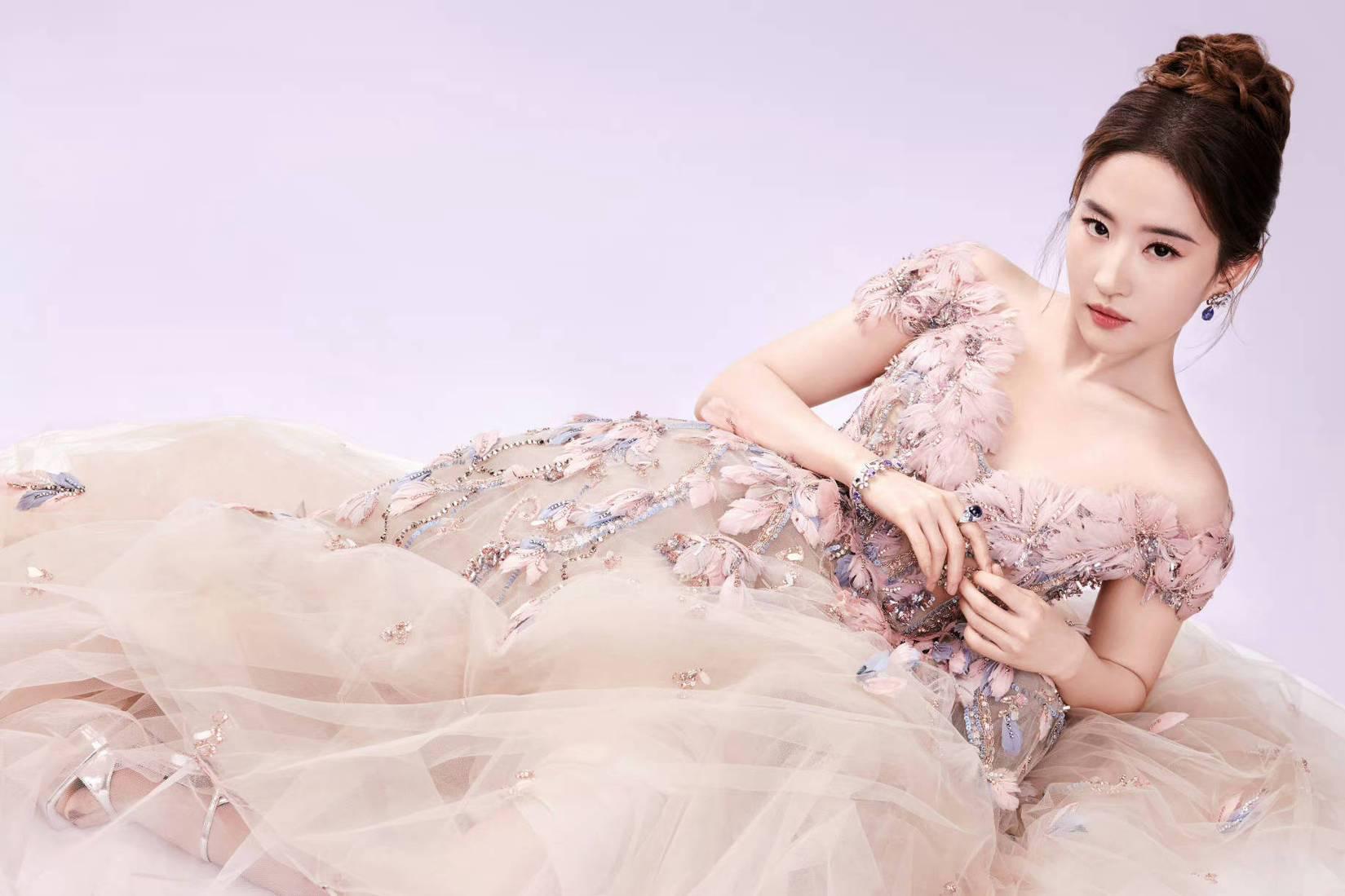 刘亦菲:绝世美貌 刘亦菲,被誉为"仙女姐姐",她的演艺生涯自出道以来