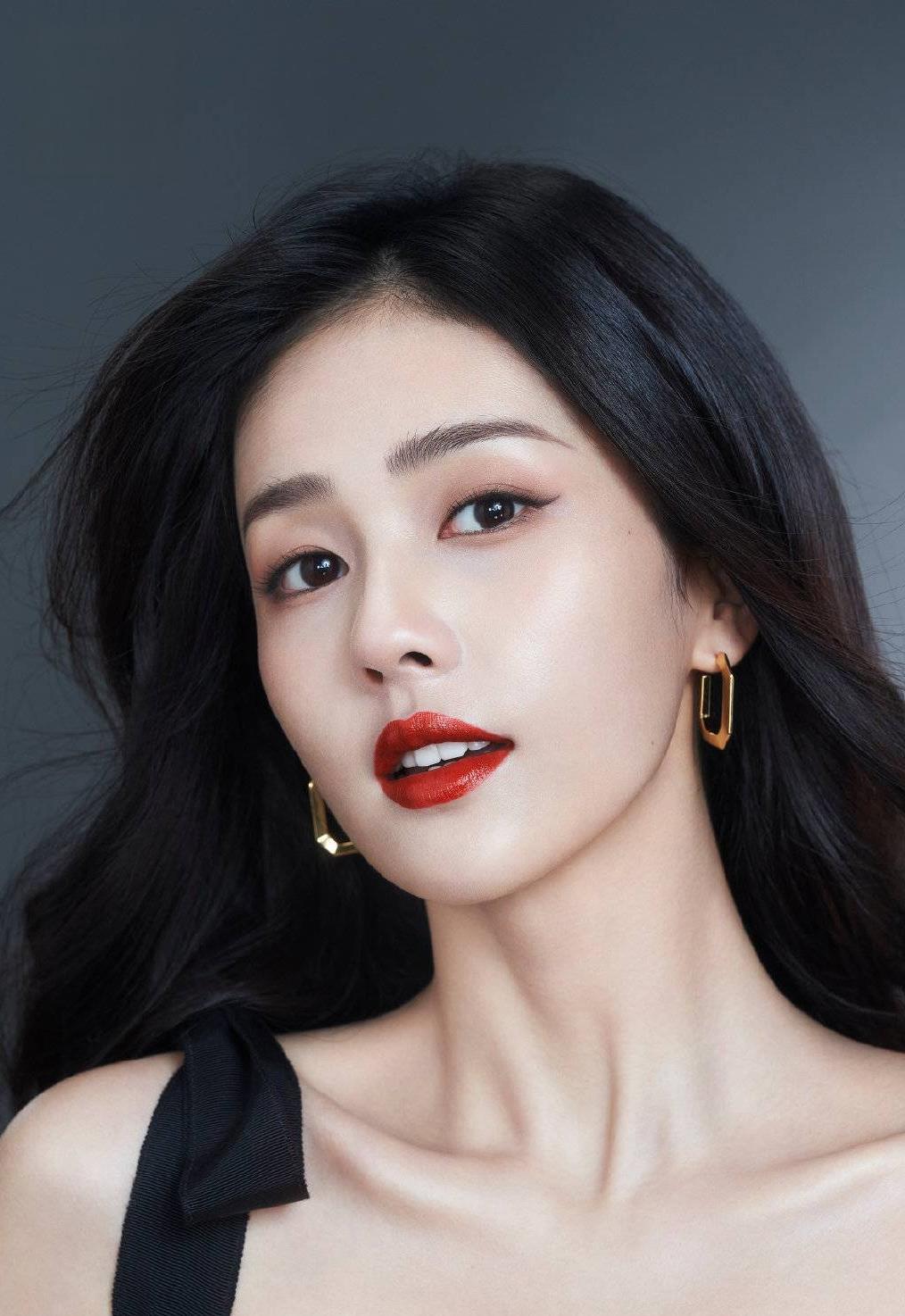 白鹿:影视界的新锐力量,演技与公益的完美结合 在当前的影视市场中