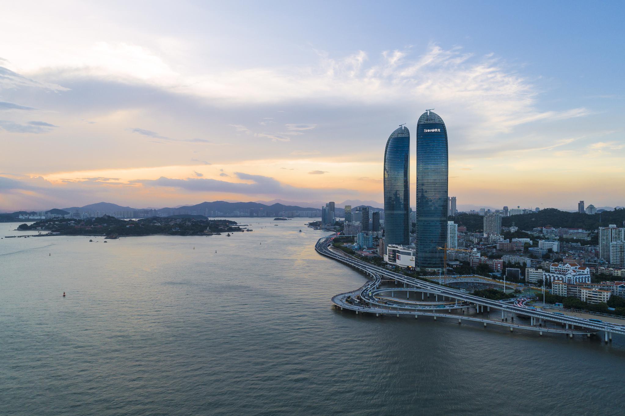 厦门:自然美景,历史文化和地道美食的魅力之城 厦门是一座迷人的海滨