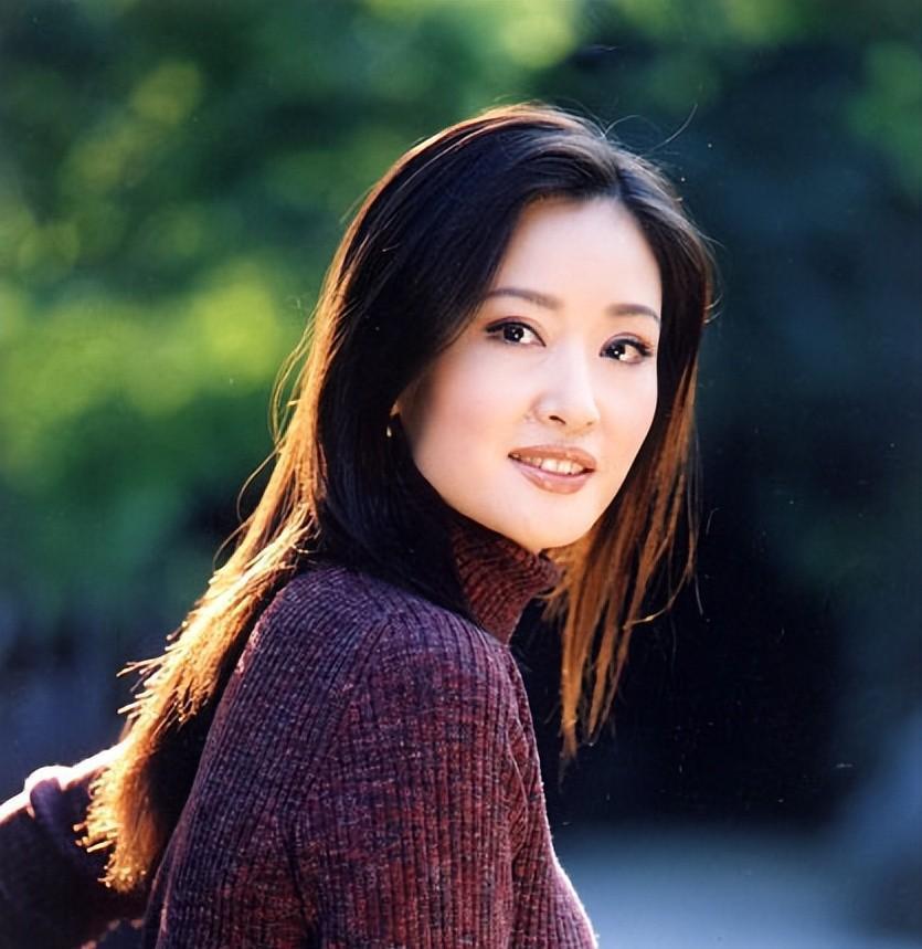 盖丽丽:从演员到海清的老板 演员盖丽丽因一场"哺乳戏"备受争议,隐退