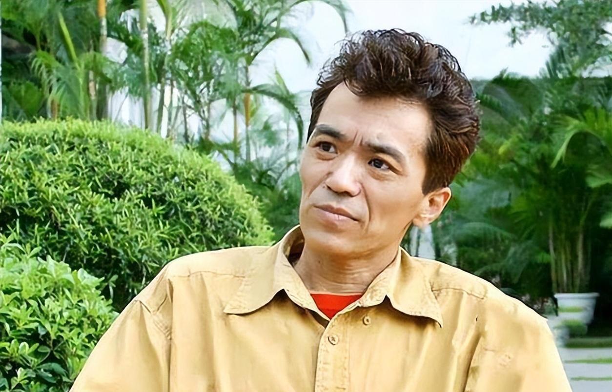 郭昶:消失的"广东周星驰" 郭昶,一位备受欢迎的演员,因出色表演而被称