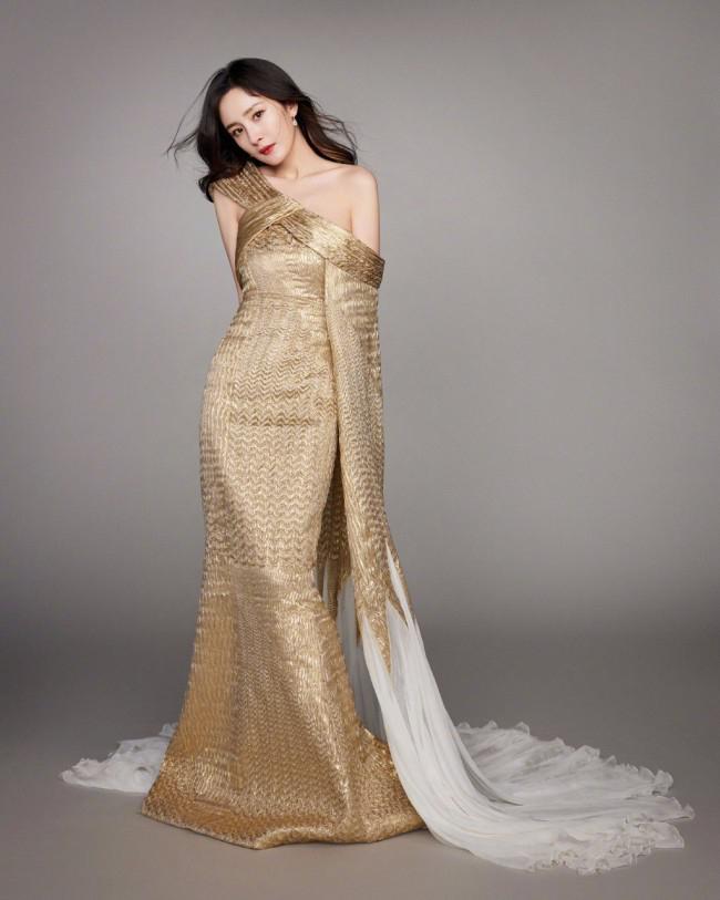杨幂鎏金羽翼长裙惊艳全场 杨幂身着鎏金羽翼长裙的造型在一次公众
