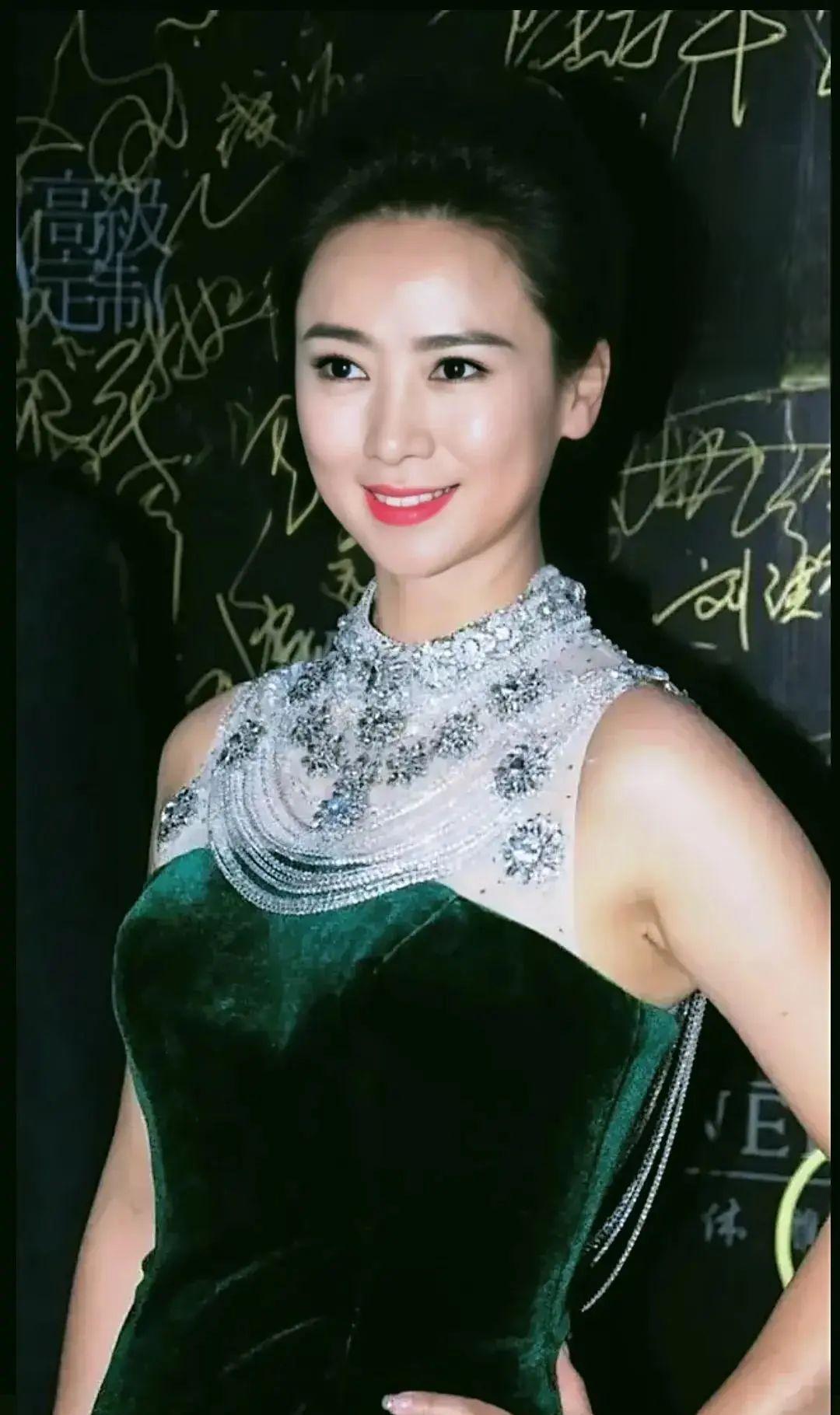 翁虹:从风月片女王到幸福归宿,55岁魅力不减当年 前些日子,55岁的翁虹
