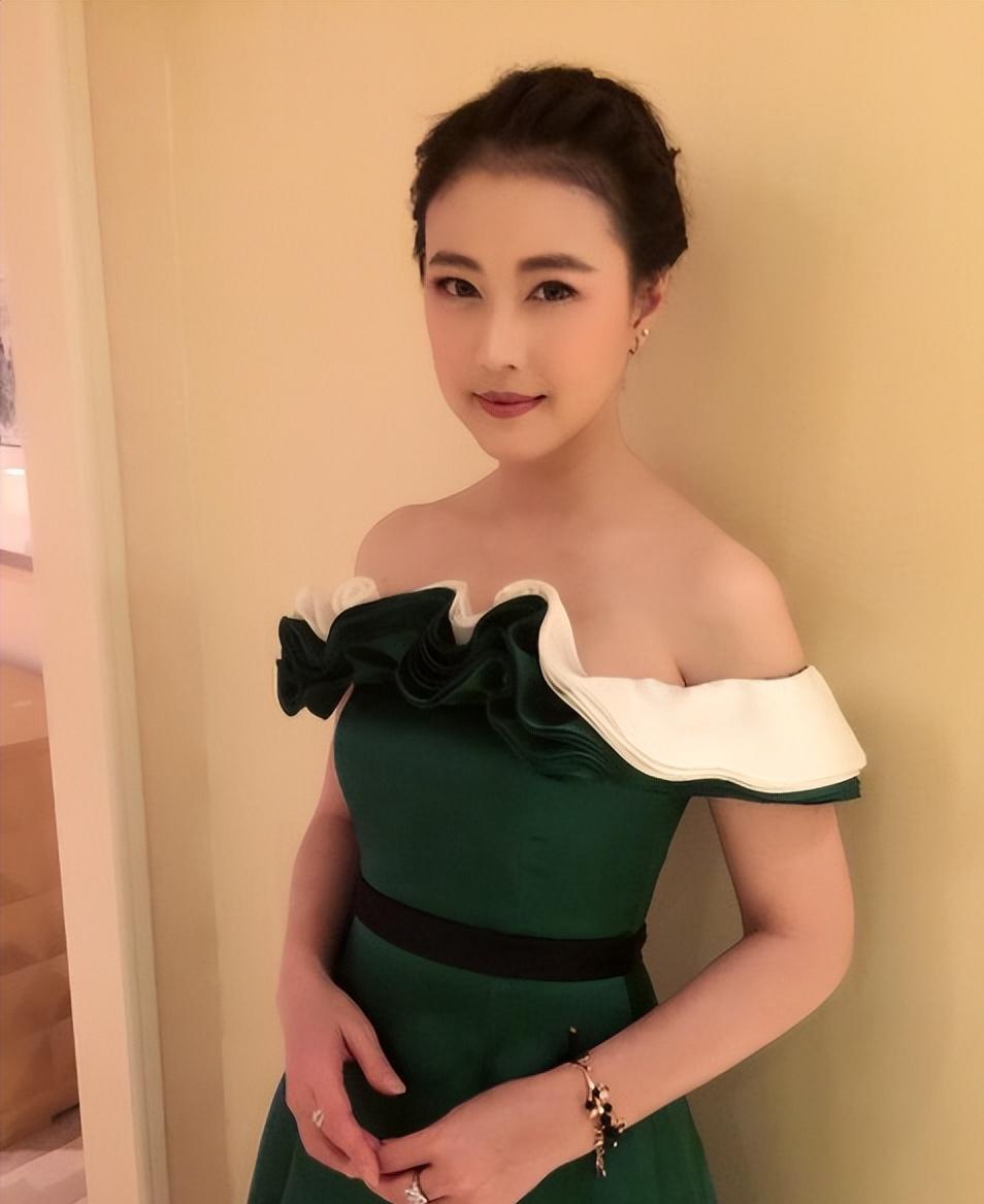 黄日华和苗侨伟回忆与周海媚的合作,黄日华透露多次传讯息无回复,倍感