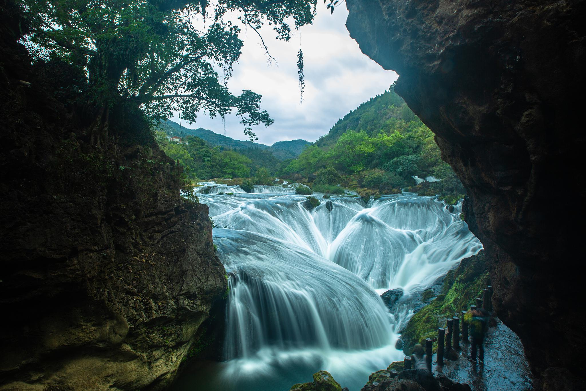 贵州:流动的青山绿水画卷 贵州是一幅流动的青山绿水画卷,洞穴奇观,千