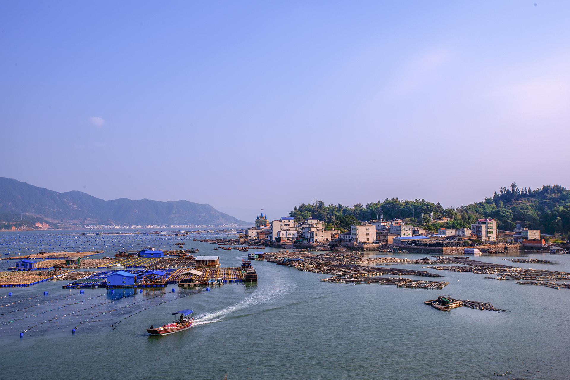 东安渔排:海上威尼斯的璀璨明珠 东安渔排,福建霞浦的璀璨明珠,坐落在