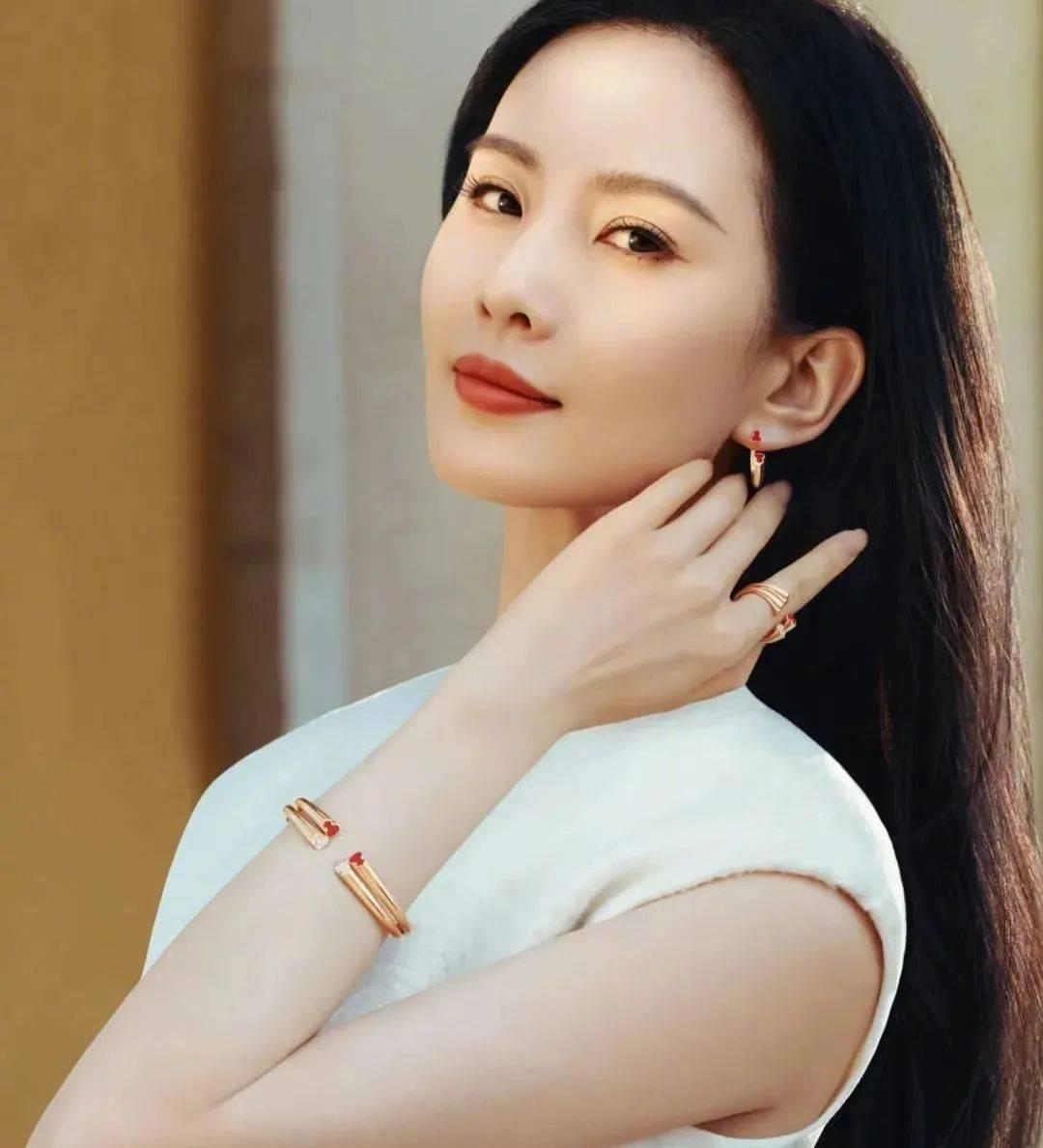 刘诗诗的眉毛 刘诗诗最近凭借新剧《一念关山》回归古装剧,他的外貌