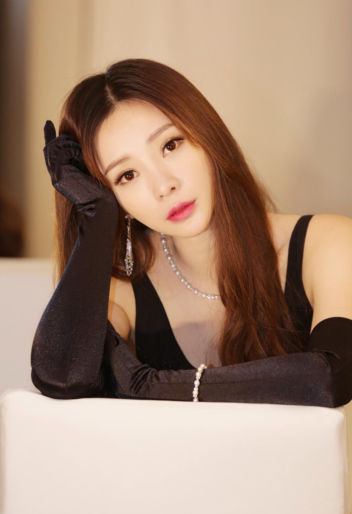 柳岩:内外兼修,美丽与力量并存 柳岩,娱乐圈的璀璨明星,不仅拥有令人