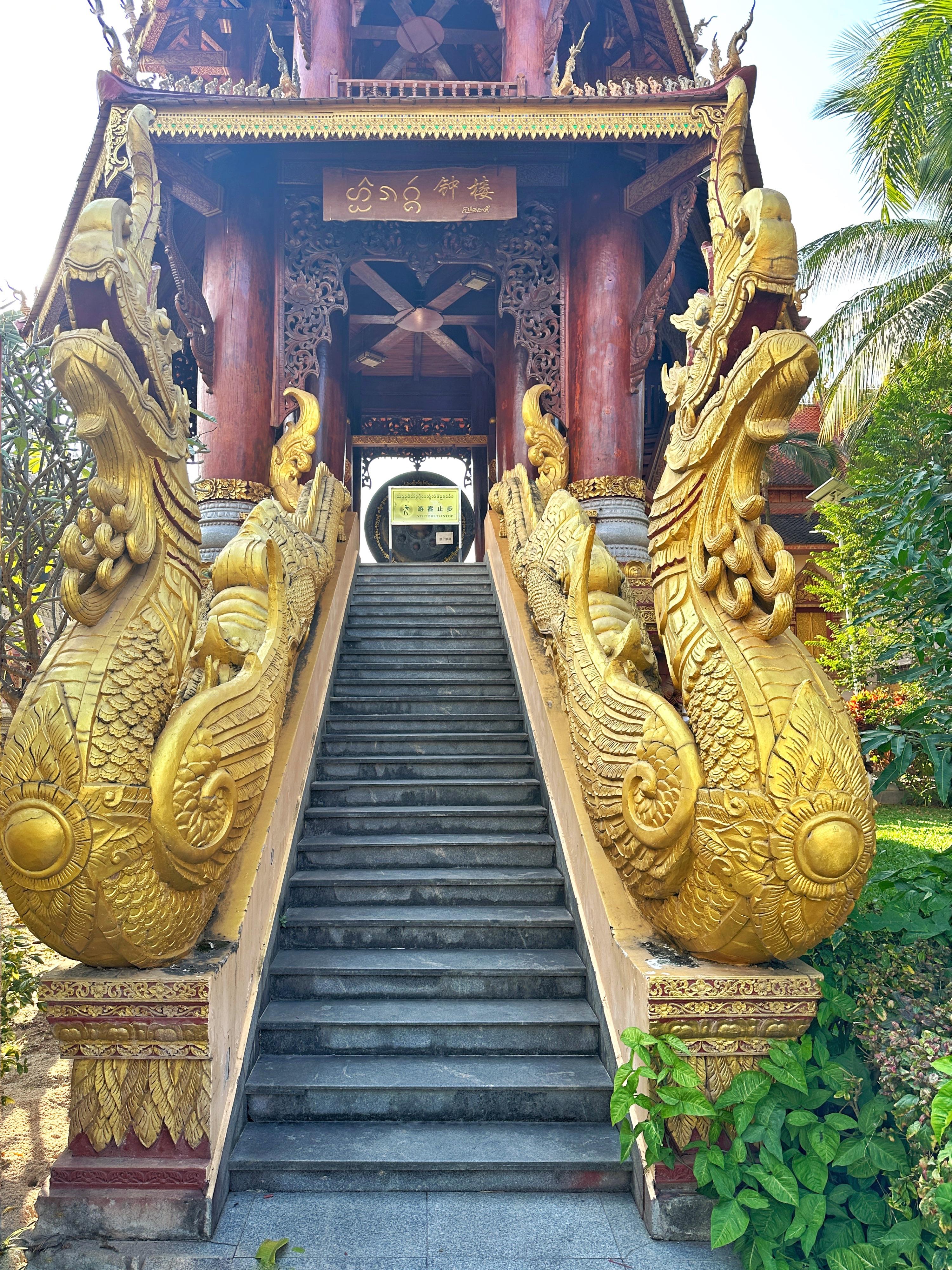 西双版纳总佛寺:历史悠久的佛教文化中心 西双版纳总佛寺与曼听公园