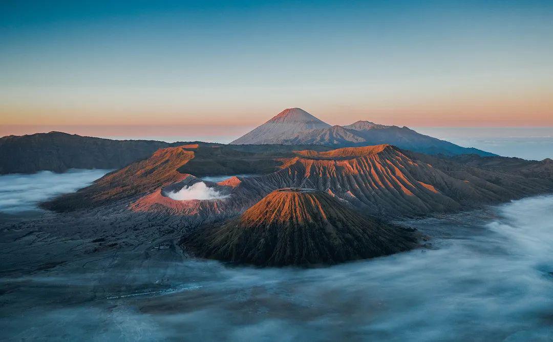 印尼:千岛之国 印度尼西亚,被誉为千岛之国,是世界最大的群岛国家
