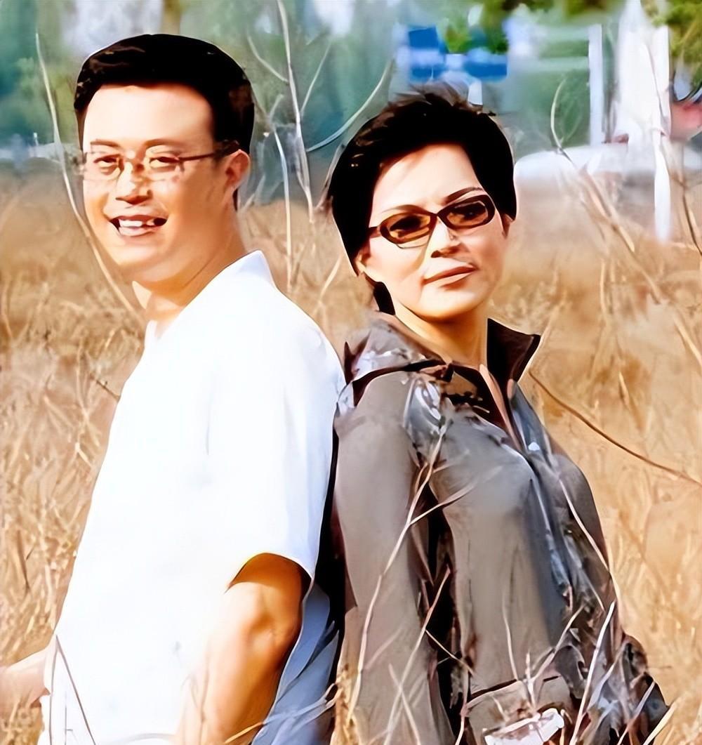 主持人白燕升:照顾瘫痪妻子多年不离不弃 央视名嘴白燕升的妻子周佳在